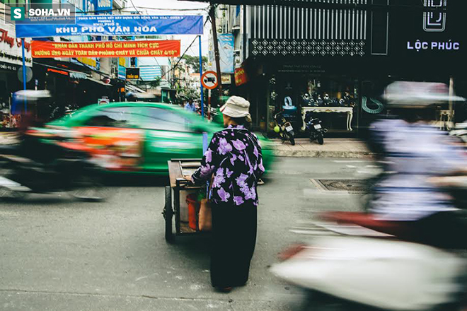 Anh bán vé số không tay và bà bán bún nhân hậu ở Sài Gòn - Ảnh 11.