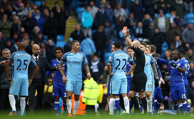 Học trò nổi điên ẩu đả, Pep Guardiola vẫn bênh vực hết lời - Ảnh 9.