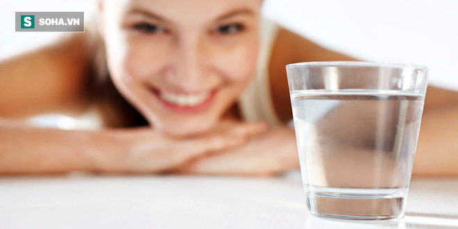 Uống nước cũng không đơn giản: Sai lầm truyền kiếp về uống 2 lít, tức 8 cốc/ngày - Ảnh 1.