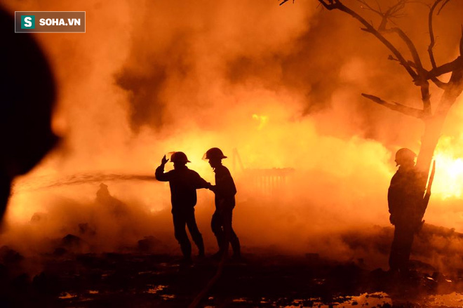[ẢNH] Cảnh tượng khủng khiếp trong vụ cháy vừa xảy ra ở Hà Nội - Ảnh 3.