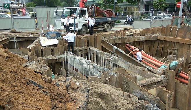 Vỡ đường ống, trung tâm Sài Gòn bị cúp nước - Ảnh 1.