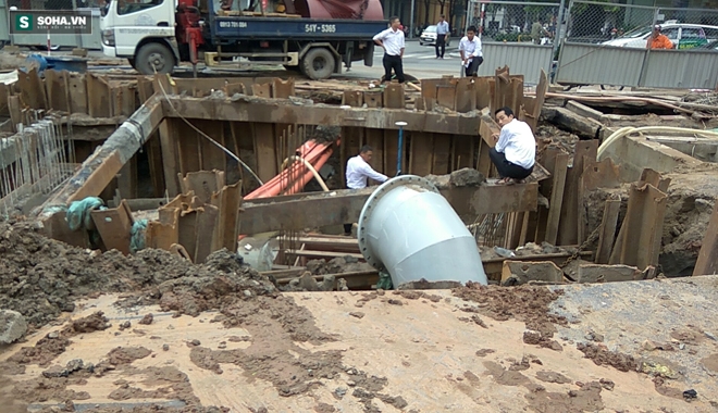 Vỡ đường ống, trung tâm Sài Gòn bị cúp nước - Ảnh 2.