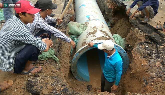Vỡ đường ống, trung tâm Sài Gòn bị cúp nước - Ảnh 4.