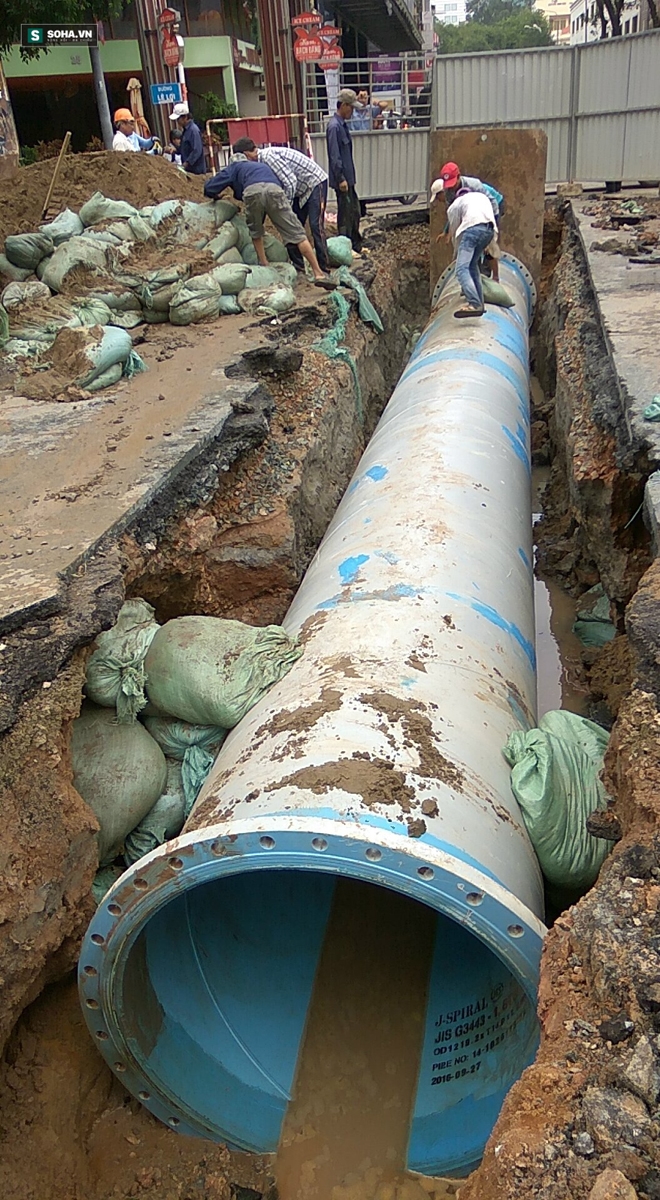 Vỡ đường ống, trung tâm Sài Gòn bị cúp nước - Ảnh 6.