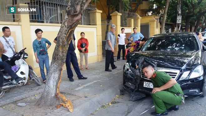 Xe Mercedes tông liên tiếp 2 xe máy trên phố Hà Nội, 4 người bị thương nặng - Ảnh 4.