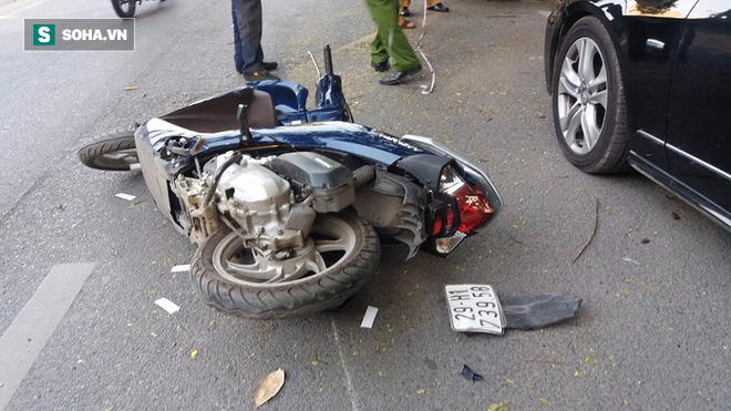 Xe Mercedes tông liên tiếp 2 xe máy trên phố Hà Nội, 4 người bị thương nặng - Ảnh 5.