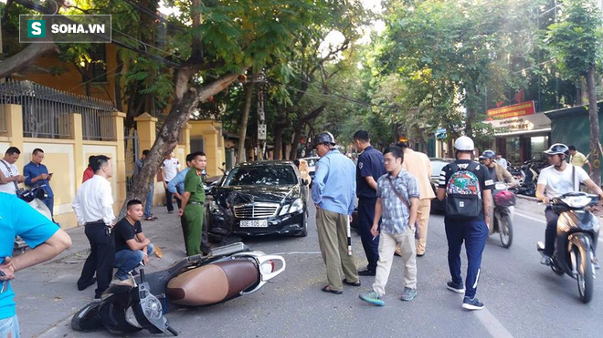 Xe Mercedes tông liên tiếp 2 xe máy trên phố Hà Nội, 4 người bị thương nặng - Ảnh 2.