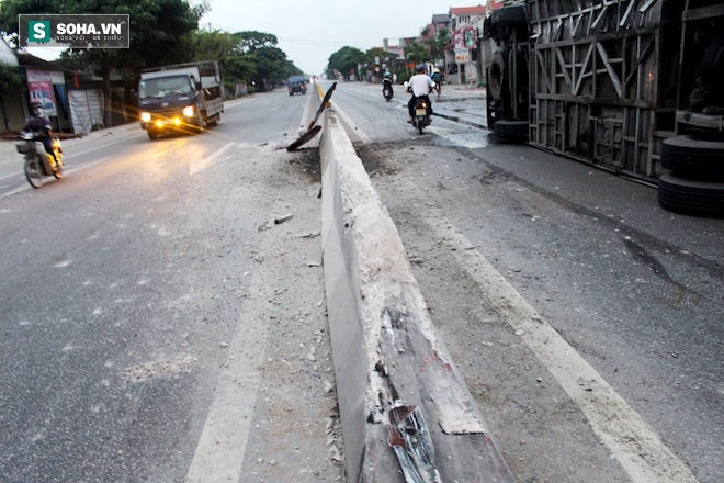 Dân phá cửa cứu hành khách trong xe giường nằm lật trên quốc lộ - Ảnh 1.