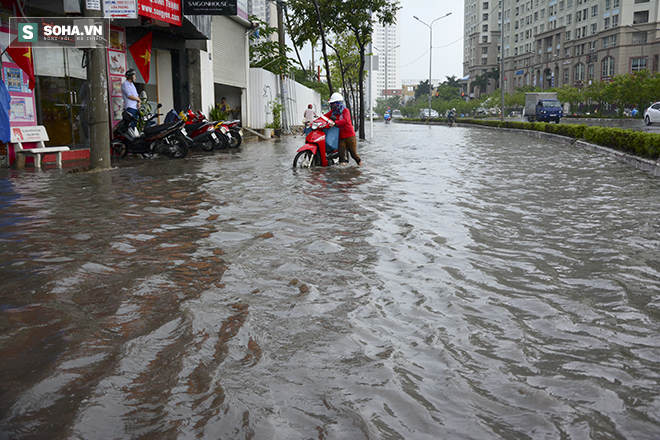 Người Sài Gòn bì bõm vượt biển nước trong mưa lớn đầu mùa - Ảnh 1.