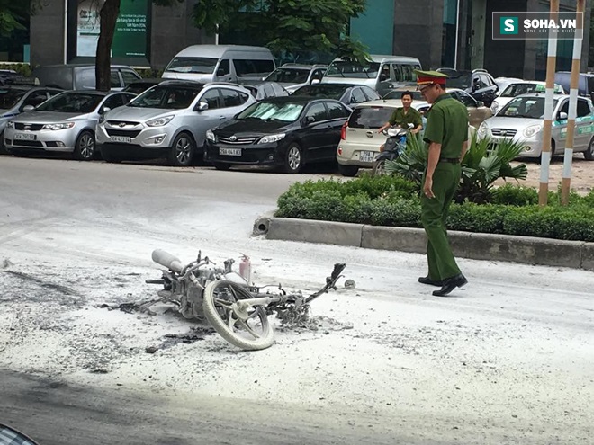 Xe máy bốc cháy ngùn ngụt trên phố Hà Nội sau cú va chạm - Ảnh 1.