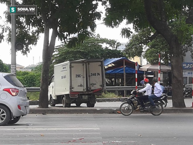 Hà Nội: 4 xe ô tô tông nhau cuốn 2 thanh niên vào gầm - Ảnh 1.