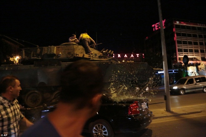Người dân Thổ Nhĩ Kỳ liều mình chặn xe tăng, ngăn đảo chính - Ảnh 6.