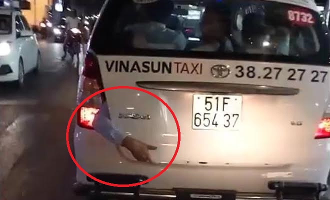 Cánh tay thò ra từ cốp taxi trên phố Sài Gòn gây xôn xao: Hãng taxi đã có kết quả xác minh - Ảnh 1.