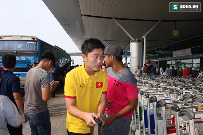 ĐT Việt Nam sang Indonesia: Quế Ngọc Hải phải thay quần ngay tại sân bay - Ảnh 4.