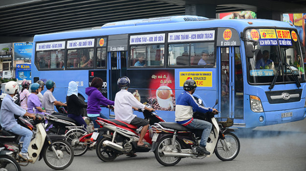 Ngồi trên xe bus muốn táng xe máy - Ảnh 1.