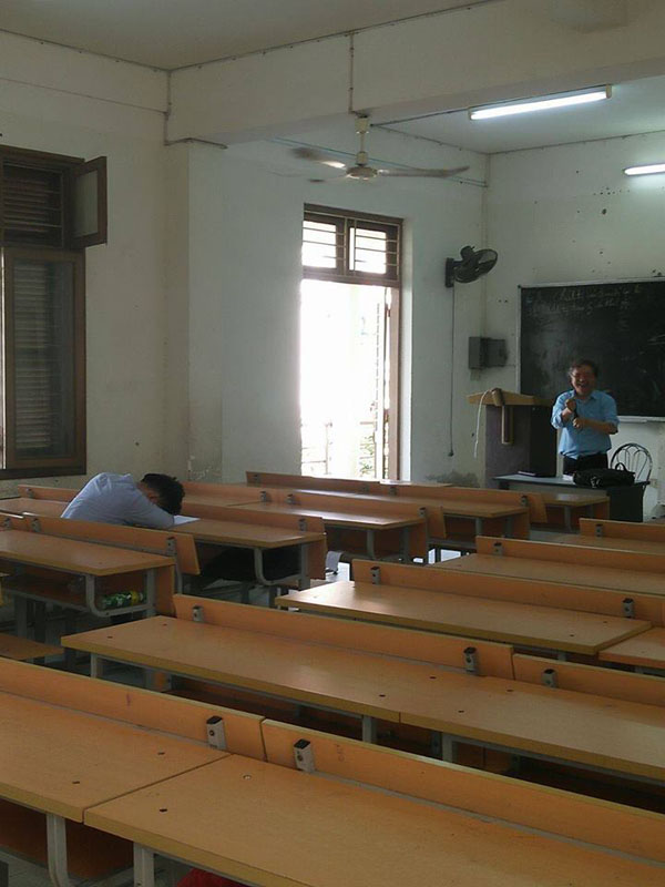 Hình phạt hiếm thấy của thầy giáo khi có sinh viên ngủ gật trên lớp - Ảnh 1.