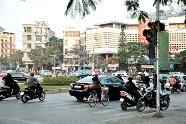 Giao thông cần… người điên để bớt điên - Ảnh 1.