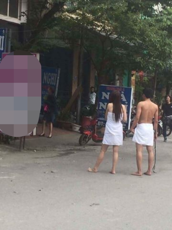 Chân dung cô gái xuất hiện trong tấm hình quấn khăn tắm đứng ngoài nhà nghỉ - Ảnh 1.