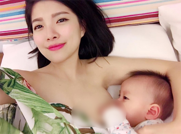 Vừa cho con bú vừa selfie khoe thanh xuân phơi phới, mẹ sữa bất ...