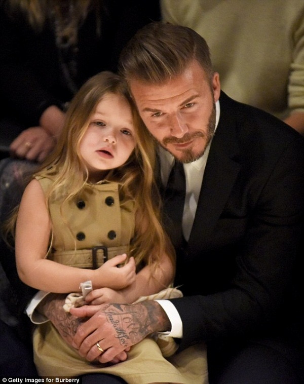 [Video hot] Công chúa út Haper lũn cũn chơi bóng cùng bố David Beckham - Ảnh 3.