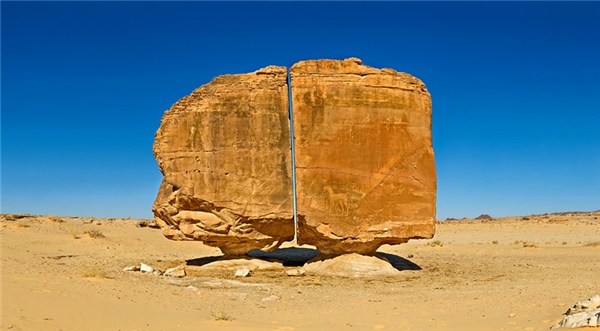 Bí ẩn về tảng đá bị chẻ đôi 1 cách hoàn hảo ở Ả Rập Xê Út - Ảnh 2.