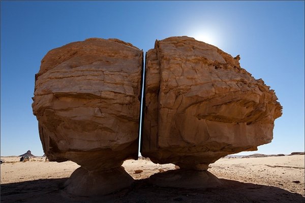 Bí ẩn về tảng đá bị chẻ đôi 1 cách hoàn hảo ở Ả Rập Xê Út - Ảnh 3.
