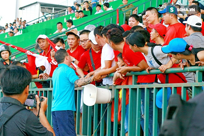 CĐV Hải Phòng xuất hiện tại sân Cần Thơ, khiến trận đấu tạm hoãn gần 30 phút - Ảnh 4.