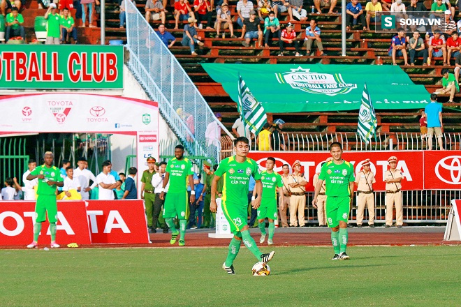 CĐV Hải Phòng xuất hiện tại sân Cần Thơ, khiến trận đấu tạm hoãn gần 30 phút - Ảnh 5.