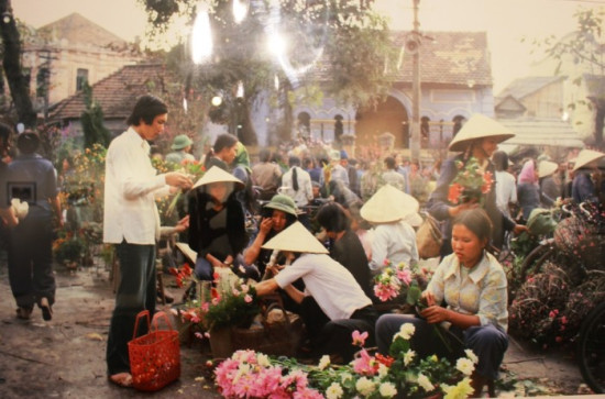 Hình ảnh Tết xưa đầy cảm xúc và nét đẹp truyền thống sẽ giúp bạn được trải nghiệm những cảm giác ngày xưa, đồng thời tìm hiểu và khám phá thêm về phong tục tập quán đặc trưng của người Việt Nam.