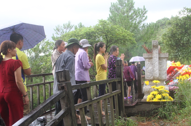 Nhiều người đội mưa đến dâng hương mộ Đại tướng trước ngày 27/7 - Ảnh 15.