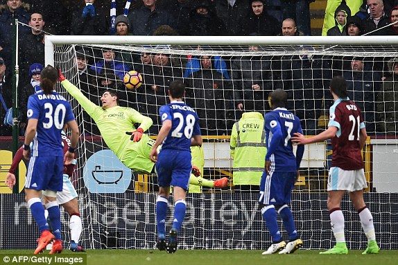 Làm điều khó tin trước Chelsea, Burnley tạm thời cứu vớt Premier League - Ảnh 4.