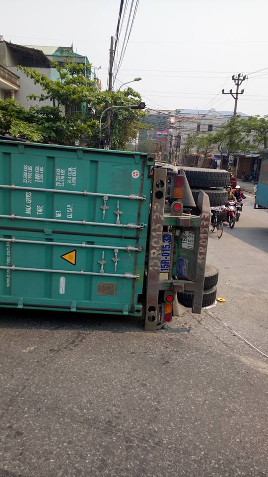 Nam Định: Xe container đè bẹp ô tô Toyota Yaris, ít nhất 2 người tử vong - Ảnh 1.