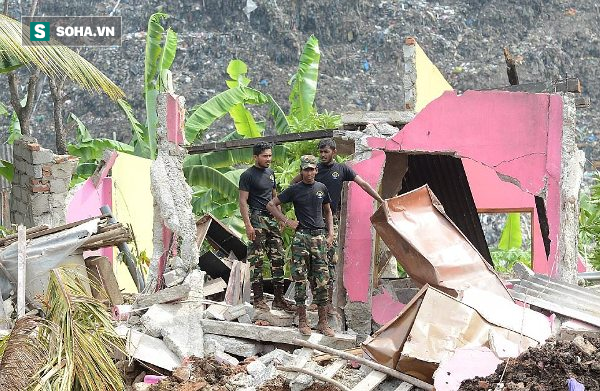 Núi rác cao 90 mét bất ngờ sụt lở khiến hơn 100 căn nhà bị vùi lấp, 16 người tử vong - Ảnh 1.