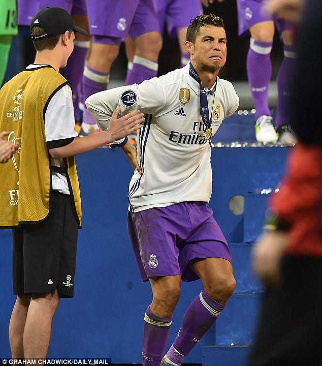 Hài Hước: Ronaldo nhăn mặt kêu đau vì chơi trội khi ăn mừng - Ảnh 2.