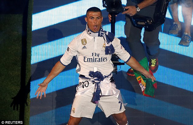 Ronaldo trình làng kiểu tóc chưa từng thấy; fan Real nêm kín đường phố Madrid - Ảnh 13.