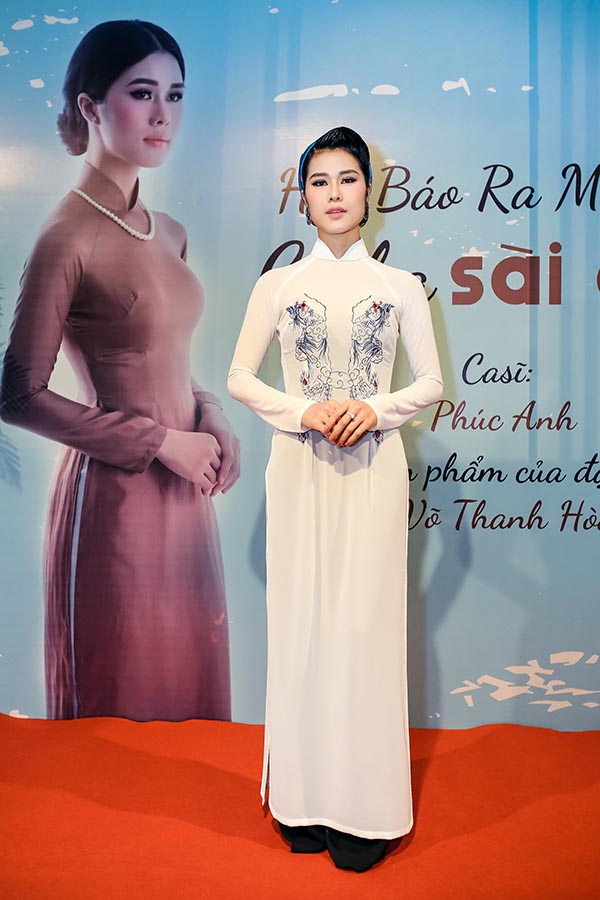 Bà xã Lương Thế Thành khoe vẻ đẹp dịu dàng với áo dài truyền thống - Ảnh 2.
