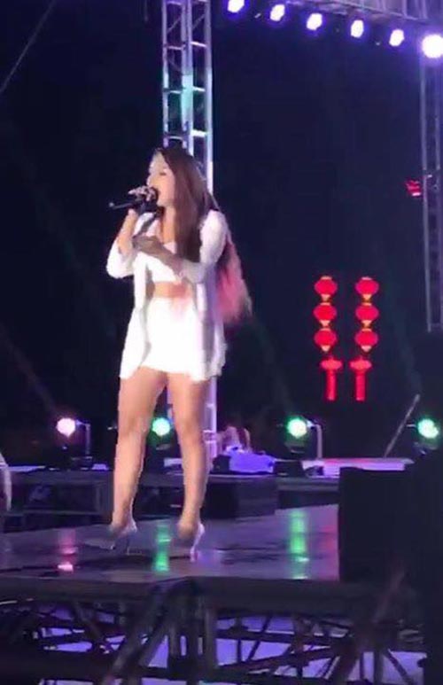 [Video] Nữ ca sĩ mặc gợi cảm, ngã nhào trước khán giả khi đang diễn - Ảnh 2.