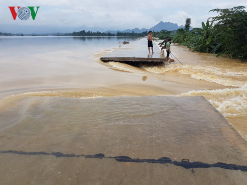 Vì sao lãnh đạo huyện Chương Mỹ (Hà Nội) phủ nhận đê vỡ? - Ảnh 1.