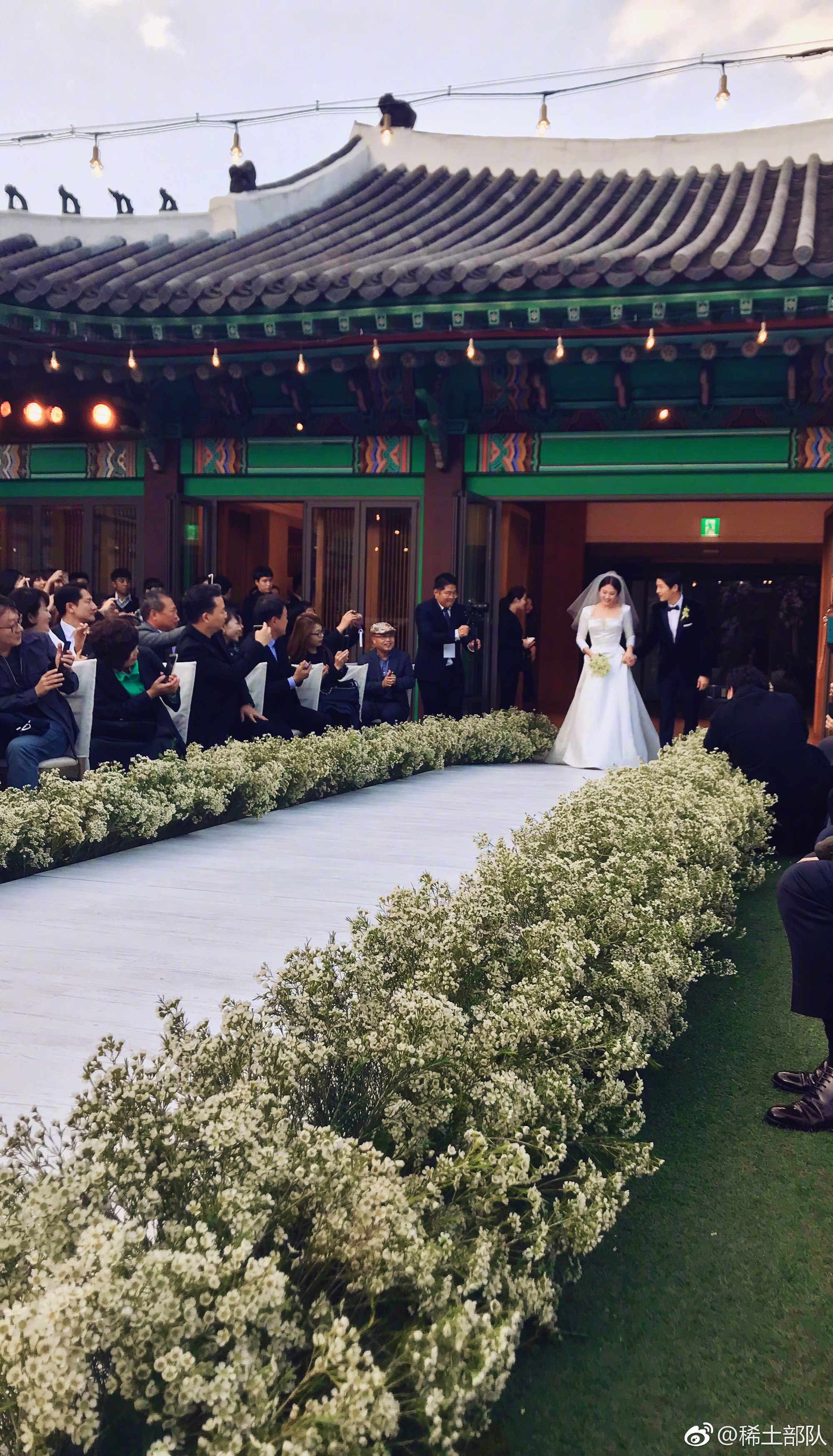 Hóa ra váy cưới của Song Hye Kyo đã được tiết lộ từ trước mà chúng ta chẳng  hề hay biết | Tin tức Online