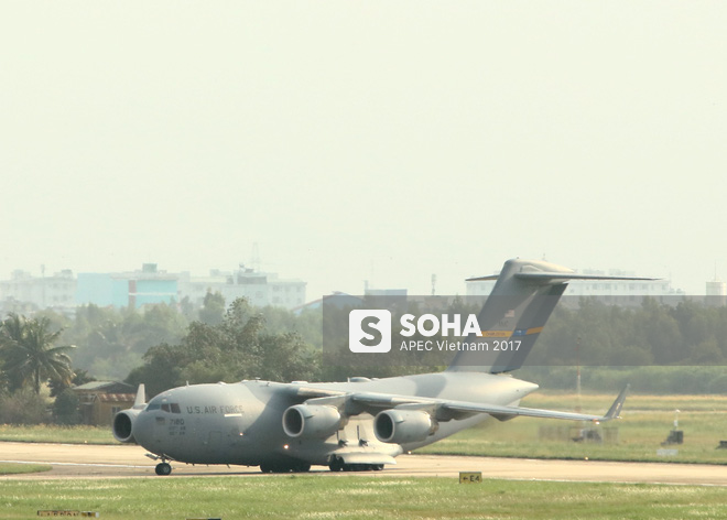 Thêm hai vận tải cơ C-17 Globemaster III của Không lực Mỹ đáp xuống Đà Nẵng - Ảnh 1.