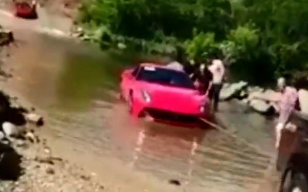 Siêu xe Ferrari chết đuối vì cố tình đi qua đường ngập nước - Ảnh 2.