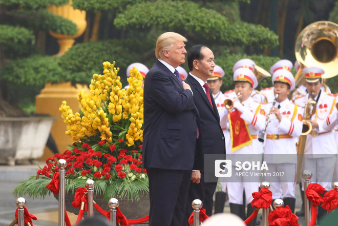 [LIVE] Tổng thống Donald Trump đứng trang nghiêm khi quân nhạc cử quốc thiều Mỹ tại Phủ chủ tịch - Ảnh 4.