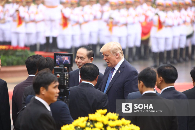 [LIVE] Tổng thống Donald Trump đứng trang nghiêm khi quân nhạc cử quốc thiều Mỹ tại Phủ chủ tịch - Ảnh 9.