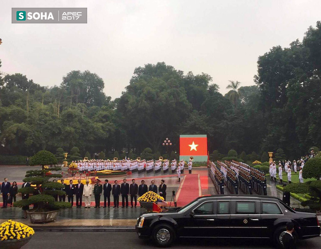 [LIVE] Tổng thống Donald Trump đứng trang nghiêm khi quân nhạc cử quốc thiều Mỹ tại Phủ chủ tịch - Ảnh 1.