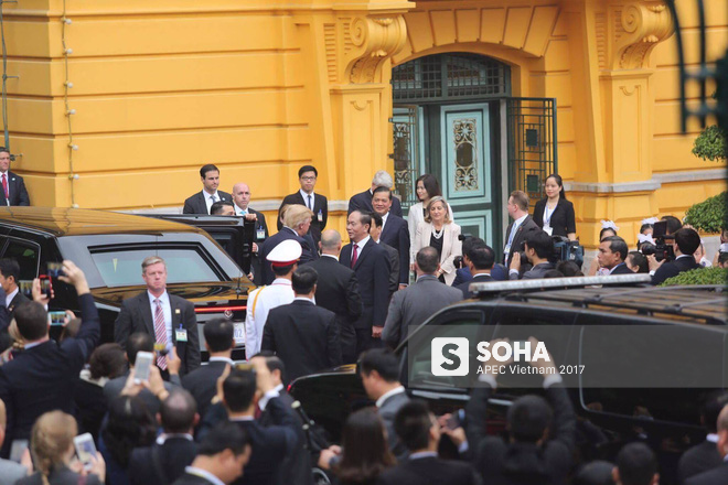 [LIVE] Tổng thống Donald Trump đứng trang nghiêm khi quân nhạc cử quốc thiều Mỹ tại Phủ chủ tịch - Ảnh 2.