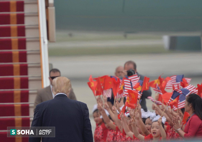 Tổng thống Donald Trump vẫy chào từ chuyên cơ Air Force One, lên đường rời Việt Nam - Ảnh 3.