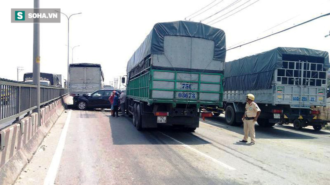 TP.HCM : Va chạm liên hoàn, cặp vợ chồng già mắc kẹt kêu cứu trong xe ô tô - Ảnh 3.