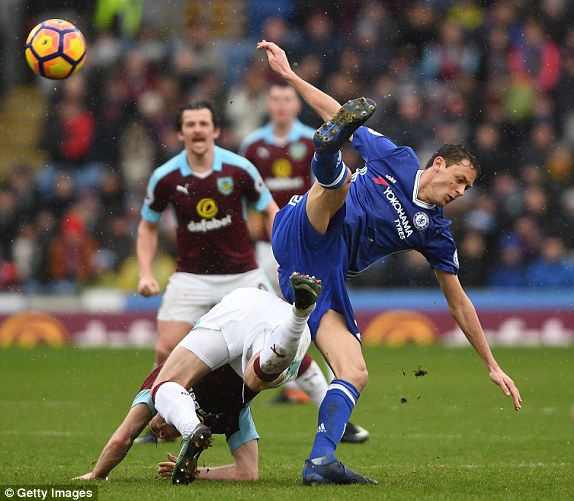 Làm điều khó tin trước Chelsea, Burnley tạm thời cứu vớt Premier League - Ảnh 7.