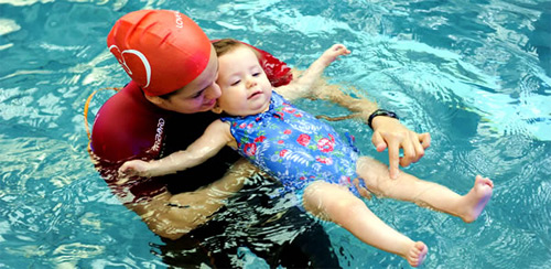 Bí quyết của ông bố dạy bơi cho 4 con nhỏ: Không nên sử dụng áo phao - Ảnh 2.
