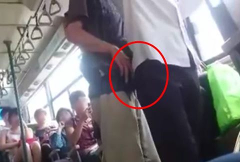 Vạch mặt kẻ móc túi trên xe buýt, cậu thiếu niên bị hành hung tập thể - Ảnh 2.
